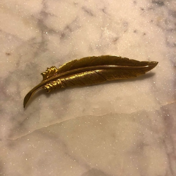 VTG Monet Large Gold Tone Curved Feather Brooch EUC - 3.5” - Picture 3 of 7